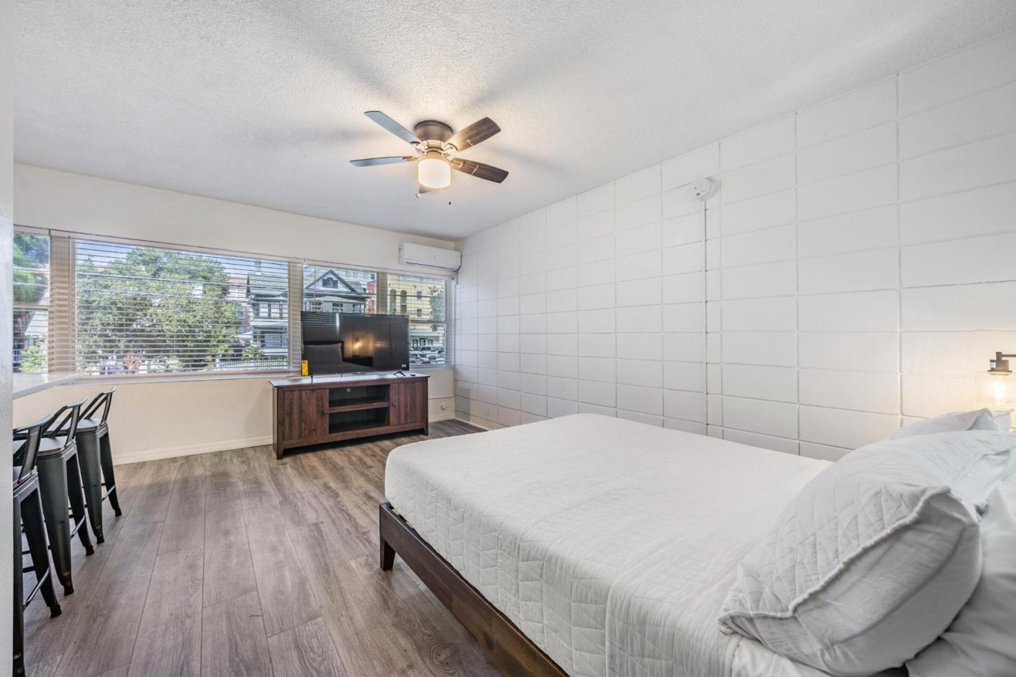 Spacious Studio Apartment Near Nightlife & Dining! St. Petersburg Exterior foto