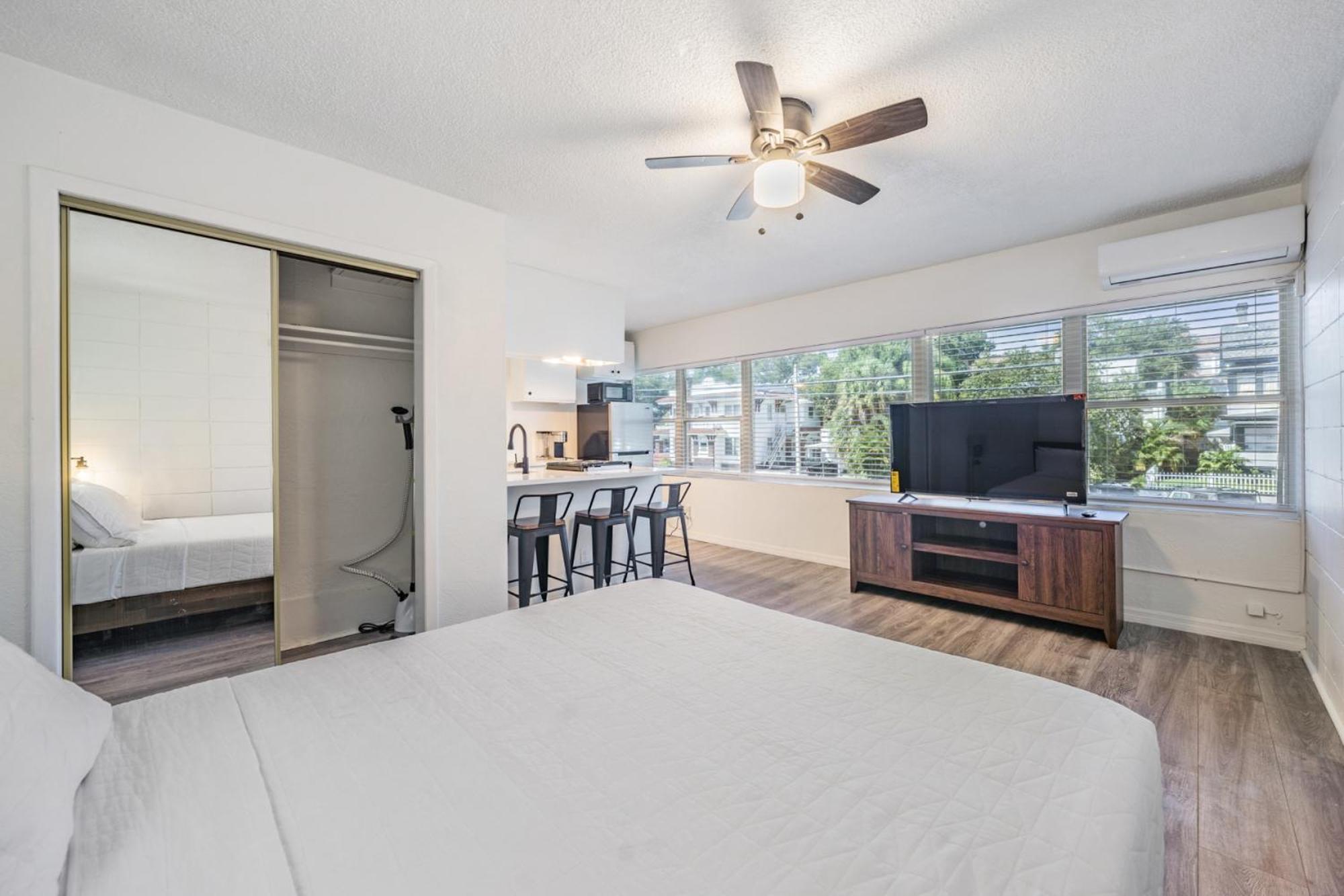 Spacious Studio Apartment Near Nightlife & Dining! St. Petersburg Exterior foto